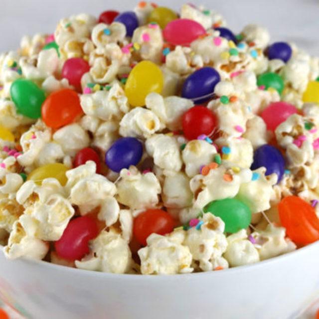 ภาพประกอบบทความ แจกสูตร "Jelly bean popcorn" ป๊อปคอร์นเยลลี่ถั่วชวนชิม หยิบกินหมุบหมับแบบไม่สนแคล