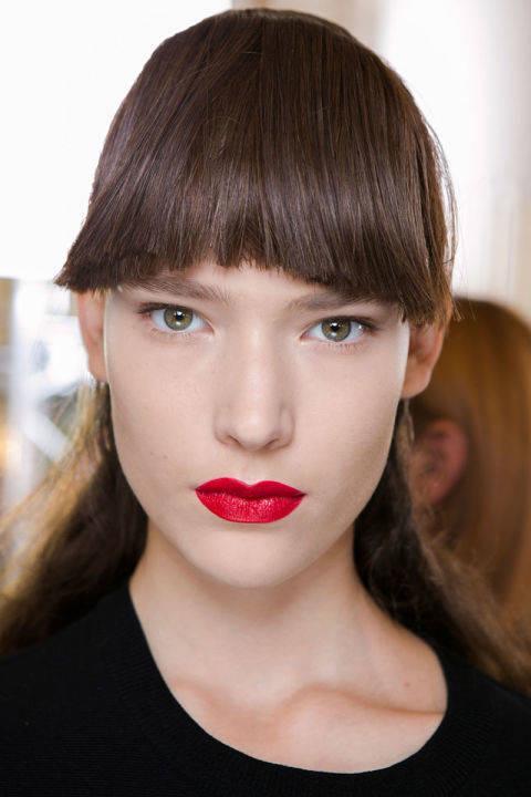 รูปภาพ:http://hbz.h-cdn.co/assets/15/44/480x720/hbz-ss2016-trends-makeup-red-lips-acne-bks-i-rs16-5570.jpg