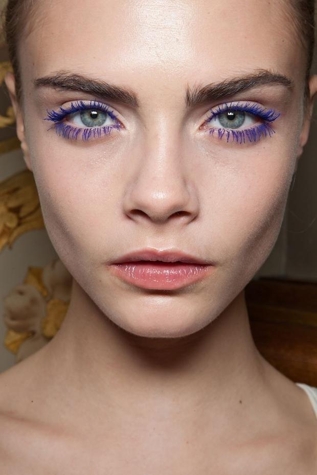 รูปภาพ:https://uploads.dailyvanity.sg/wp-content/uploads/2014/08/Switch-Up-Makeup_Coloured-Mascara-bright-blue.jpg