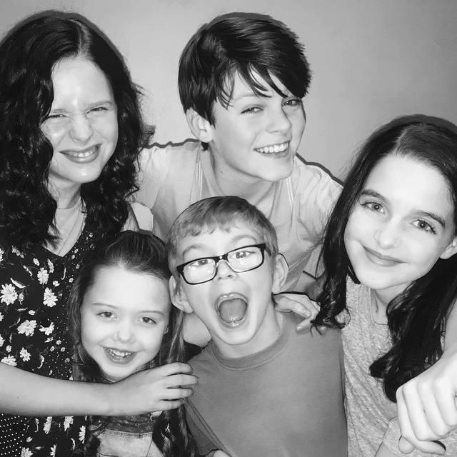 ภาพประกอบบทความ ส่องความน่ารักของเด็กๆ ทั้ง 5 จากซีรีส์สุดหลอน 'The Haunting Of Hill House' ทาง #Netflix