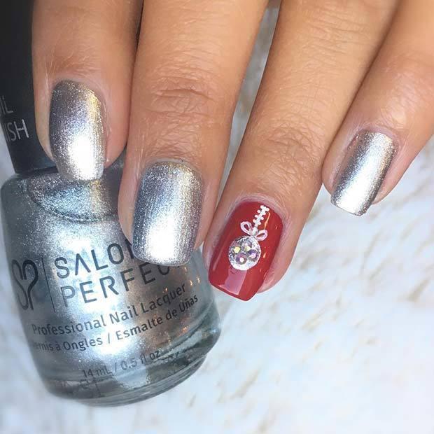 รูปภาพ:https://stayglam.com/wp-content/uploads/2018/10/Silver-and-Red-Bauble-Nails.jpg