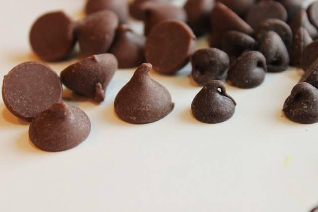 รูปภาพ:http://cf.createdby-diane.com/wp-content/uploads/2012/01/Milk-Chocolate-Chips-and-Semi-Sweet-chocolate-chips.jpg