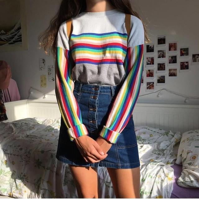 ภาพประกอบบทความ รวมไอเดีย "เสื้อสไตล์วินเทจ" กับแฟชั่นเสื้อลายสีสันสดใส จัดเทรนด์ร้อนยุค 90's อินสุดในปี 2019