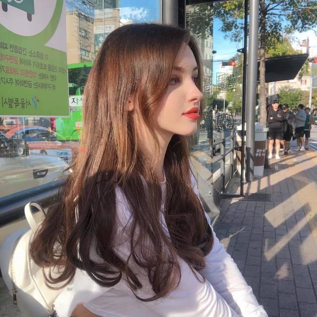 ภาพประกอบบทความ ชวนส่อง 'แฟชั่นสาย ฝ.' แบบสาวฝรั่งน่ารักมีสไตล์ สาวไทยแต่งตามง่ายๆ จาก IG : elina_4_22 
