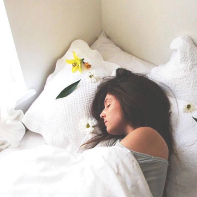 ภาพประกอบบทความ 4 วิธีแสนง่าย ดูแลผิวหน้าของคุณก่อนนอน ให้มีสุขภาพดี