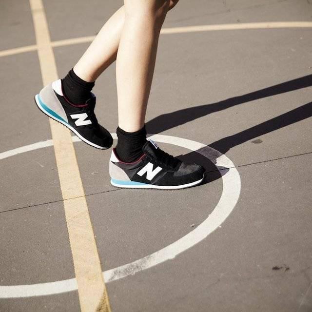 ภาพประกอบบทความ 82 แฟชั่นสวย ๆ กับรองเท้าผ้าใบขวัญใจวัยรุ่น "New Balance"