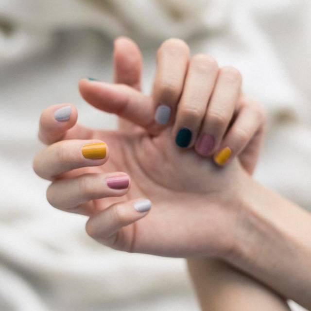 ภาพประกอบบทความ Colorful Match Nails กับไอเดียทาเล็บ "สลับสี" จับคู่สีให้ถูก งานนี้มีเริ่ด IG : troudelapin