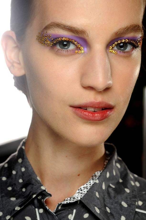 รูปภาพ:http://artslammag.com/wp-content/uploads/2015/02/pfw-paris-fashion-week-backstage-beauty-christian-dior-spring-summer-ss-2013-jeweled-eyes-gems-bright-eye-shadow-nude-lips-3.jpg