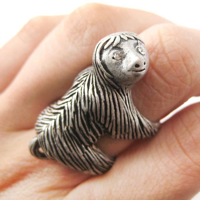 รูปภาพ:https://cdn.shopify.com/s/files/1/0224/1915/products/large-three-toed-sloth-shaped-animal-wrap-ring-in-silver-us-sizes-4-to-9_1024x1024.jpg?v=1381846476