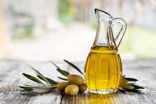 รูปภาพ:http://www.medicalnewstoday.com/content/images/articles/266/266258/olive-oil-and-olives.jpg