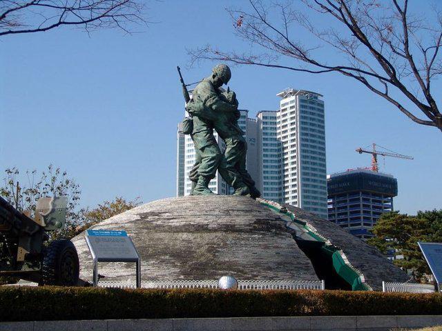 รูปภาพ:https://www.mushroomtravel.com/page/wp-content/uploads/2020/03/1200px-The_Statue_of_Brothers_Seoul_War_Memorial-768x576.jpg