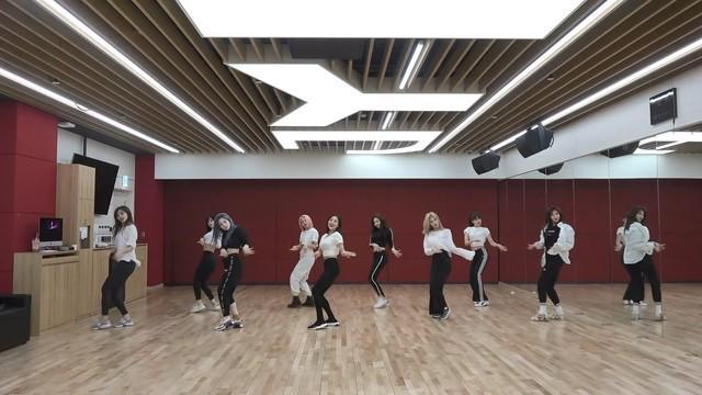 รูปภาพ:https://dbkpop.com/wp-content/uploads/2019/09/twice_fancy_dance_practice.jpg