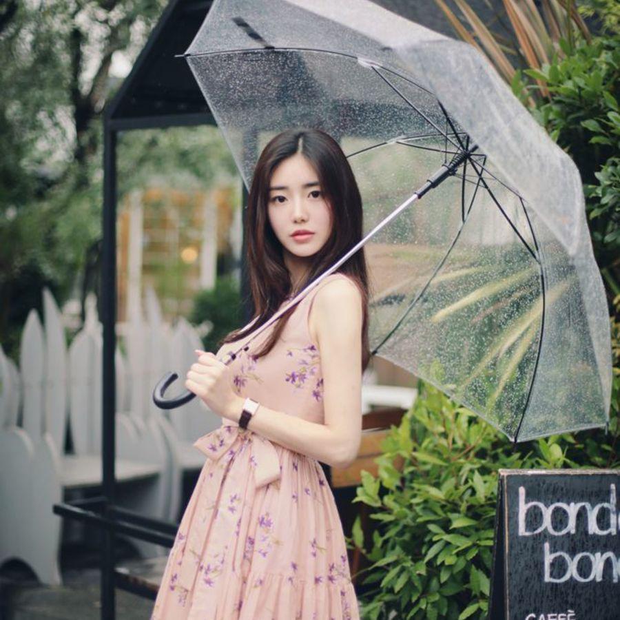 ภาพประกอบบทความ หน้าฝนมาแล้ว ☔️ ไอเดียแฟชั่น " Rainy Fashion " แมทช์ชุดปังพร้อมรับสายฝน