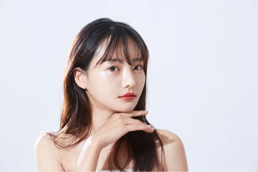 รูปภาพ:https://bellphoria.com/wp-content/uploads/2022/08/korean-k-beauty-glass-skin-why-koreans-have-perfect-skin-dermatologist-tijuana-korean-skincare-hydrated-skin-treatment-glowy-skin-mexico.png