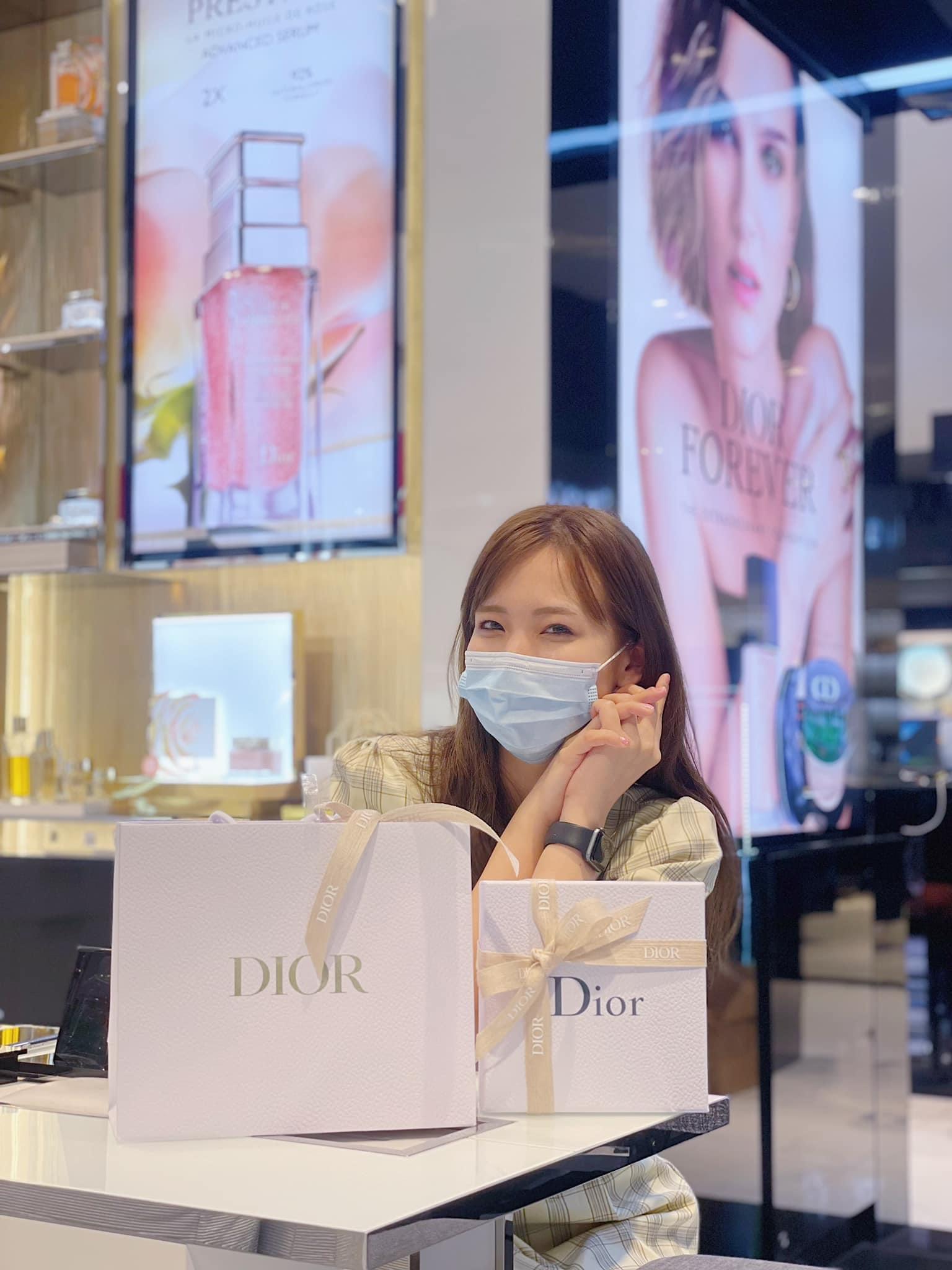 ภาพหน้าปก ครบรอบ 1 ปี เปิดตัว Miss Dior 2021 (โบว์ผ้า) หอมมากจนต้องกลับมาซื้อซ้ำ 💖 ที่:0
