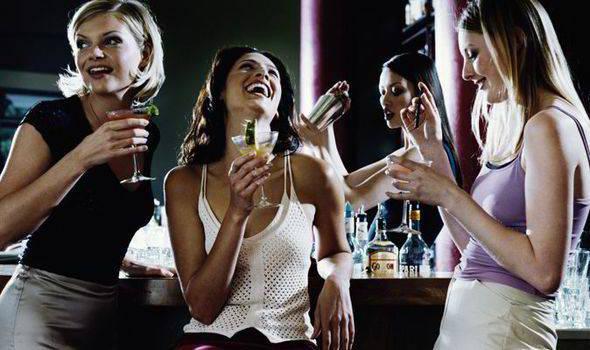 รูปภาพ:http://cdn.images.express.co.uk/img/dynamic/11/590x/women-drink-alcohol-380497.jpg