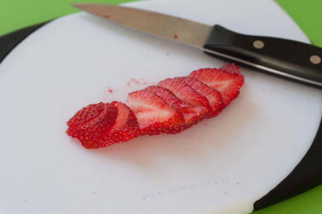 รูปภาพ:http://www.bakingdom.com/wp-content/uploads/2012/04/Sliced-Strawberries.jpg