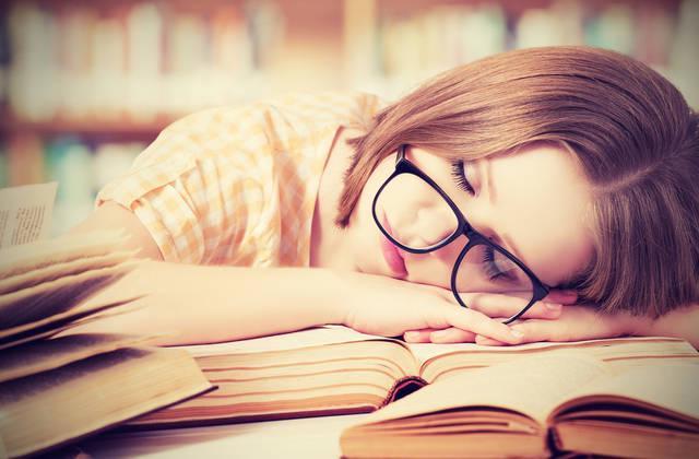 รูปภาพ:http://cdn-media-2.lifehack.org/wp-content/files/2014/10/bigstock-Tired-Student-Girl-With-Glasse-60298424.jpg