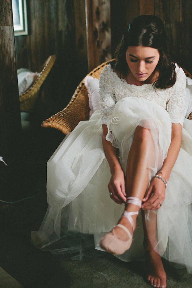 รูปภาพ:http://glamradar.com/wp-content/uploads/2016/05/flat-ballerina-shoes-for-bride.jpg