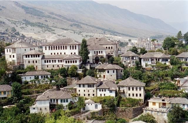 รูปภาพ:https://upload.wikimedia.org/wikipedia/commons/7/79/Gjirokastra_Albania_2.jpg