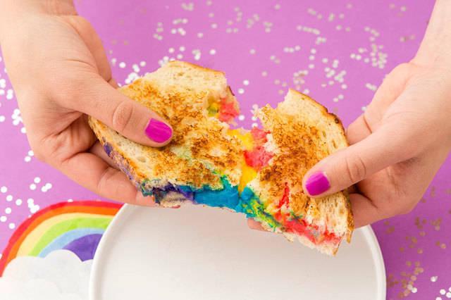รูปภาพ:http://doomos.at/wp-content/uploads/2016/04/Upgrade-Your-Sandwich-With-This-Magical-Rainbow-Grilled-Cheese-Recipe9.jpg