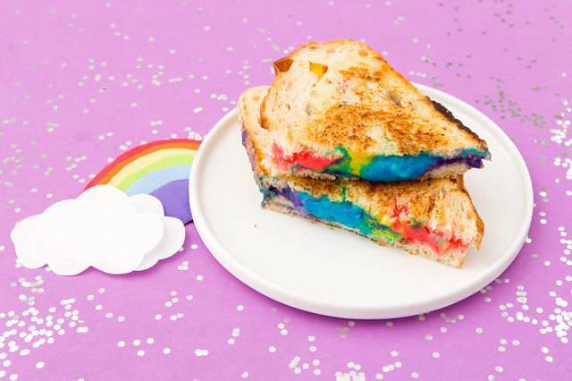 รูปภาพ:http://doomos.at/wp-content/uploads/2016/04/Upgrade-Your-Sandwich-With-This-Magical-Rainbow-Grilled-Cheese-Recipe.jpg