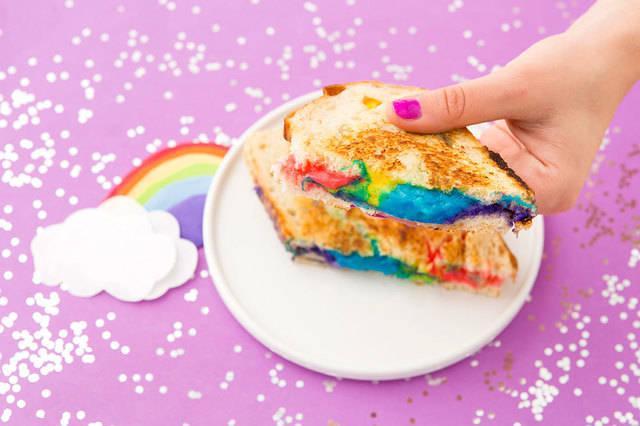 รูปภาพ:http://doomos.at/wp-content/uploads/2016/04/Upgrade-Your-Sandwich-With-This-Magical-Rainbow-Grilled-Cheese-Recipe8.jpg