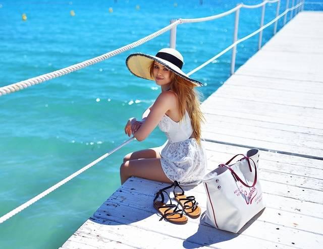 รูปภาพ:http://glamradar.com/wp-content/uploads/2016/05/4.-chic-white-dress-with-sun-hat.jpg