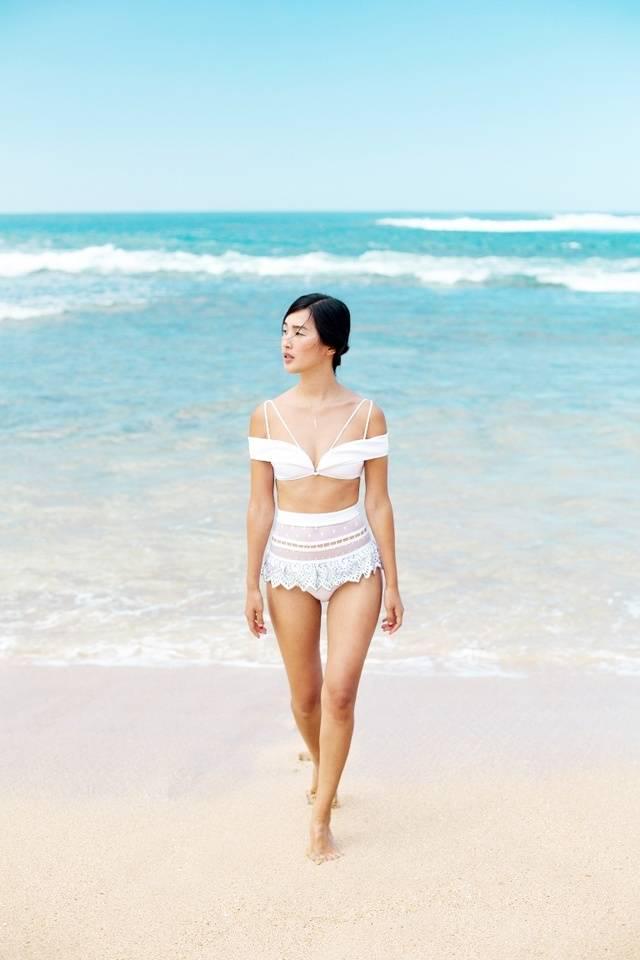 รูปภาพ:http://glamradar.com/wp-content/uploads/2016/05/3.-white-swimsuit-at-the-beach.jpg