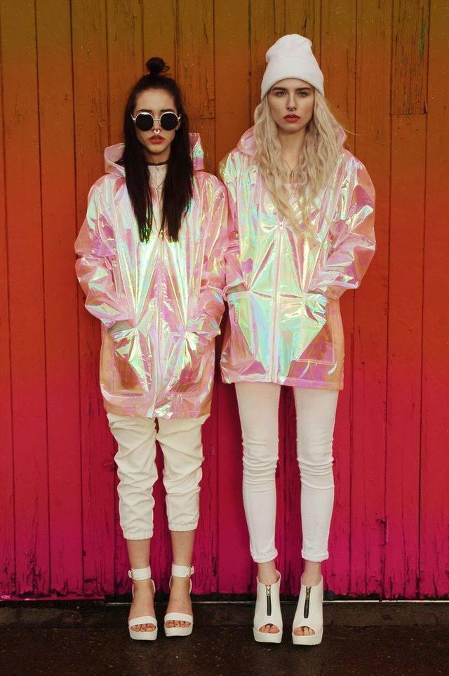 รูปภาพ:http://glamradar.com/wp-content/uploads/2016/04/rain-outfit-accessories-cool-raincoat.jpg