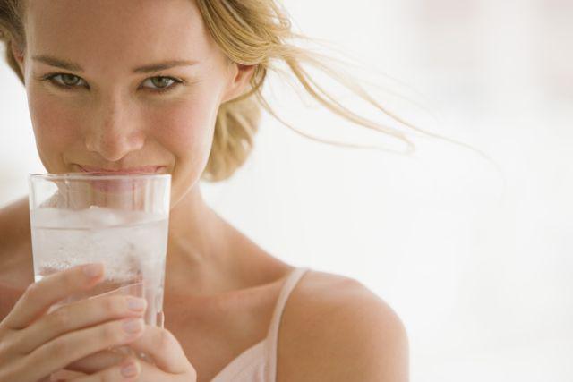 รูปภาพ:http://www.jolefebour.com/wp-content/uploads/2015/01/woman-drinking-glass-of-water.jpg