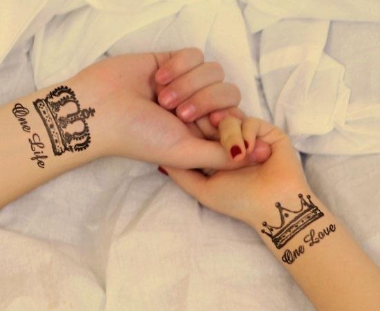 รูปภาพ:http://www.buzzle.com/images/tattoos/wrist-tattoos/couple-with-matching-crowns-tattoos.jpg