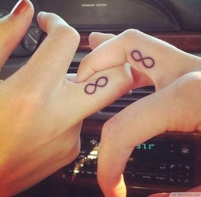 รูปภาพ:http://bestpickr.com/wp-content/uploads/matching-couple-infinity-tattoos-750x735.jpg