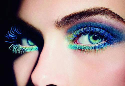 รูปภาพ:http://www.tinytouchups.com/wp-content/uploads/2015/02/blue-and-green-mascara.jpg