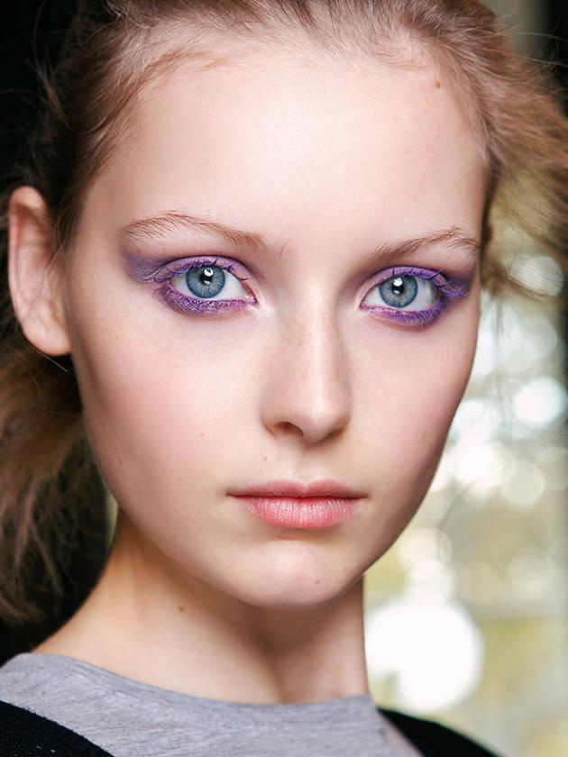 รูปภาพ:http://miss-and-missis.com/wp-content/uploads/2016/02/Purple-Colored-mascara-whom-it-suits-and-how-to-use-it.jpg