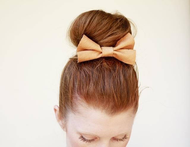 รูปภาพ:http://blog.themodelstage.com/wp-content/uploads/2012/12/37-Bow-Hairstyles-for-Christmas-12.jpg