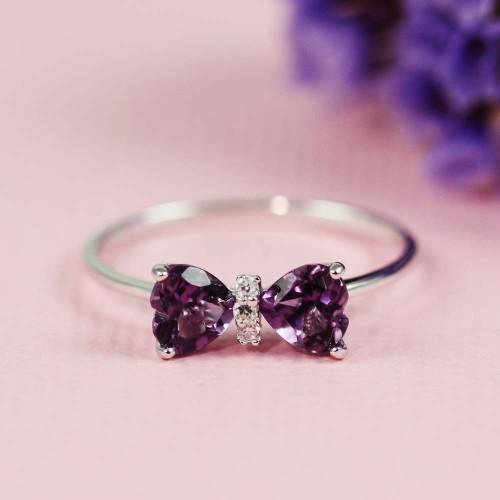 รูปภาพ:http://static2.artfire.com/uploads/product/0/680/45680/4545680/4545680/large/silver_amethyst_white_cz_bow_ring_c8fa3e9e.jpg