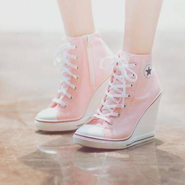 ภาพประกอบบทความ Cute Sneakers ของสาวๆ วัยใส ที่ต้องมีไว้คู่กาย