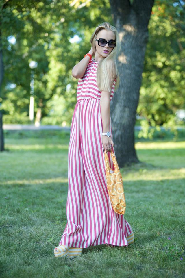 รูปภาพ:http://glamradar.com/wp-content/uploads/2016/06/6.-pink-striped-dress-with-orange-print-tote.jpg