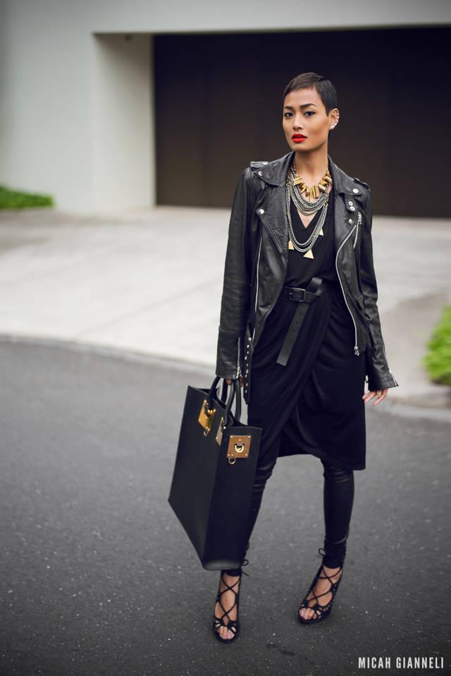 รูปภาพ:http://glamradar.com/wp-content/uploads/2015/10/6.-black-dress-with-leather-jacket.jpg