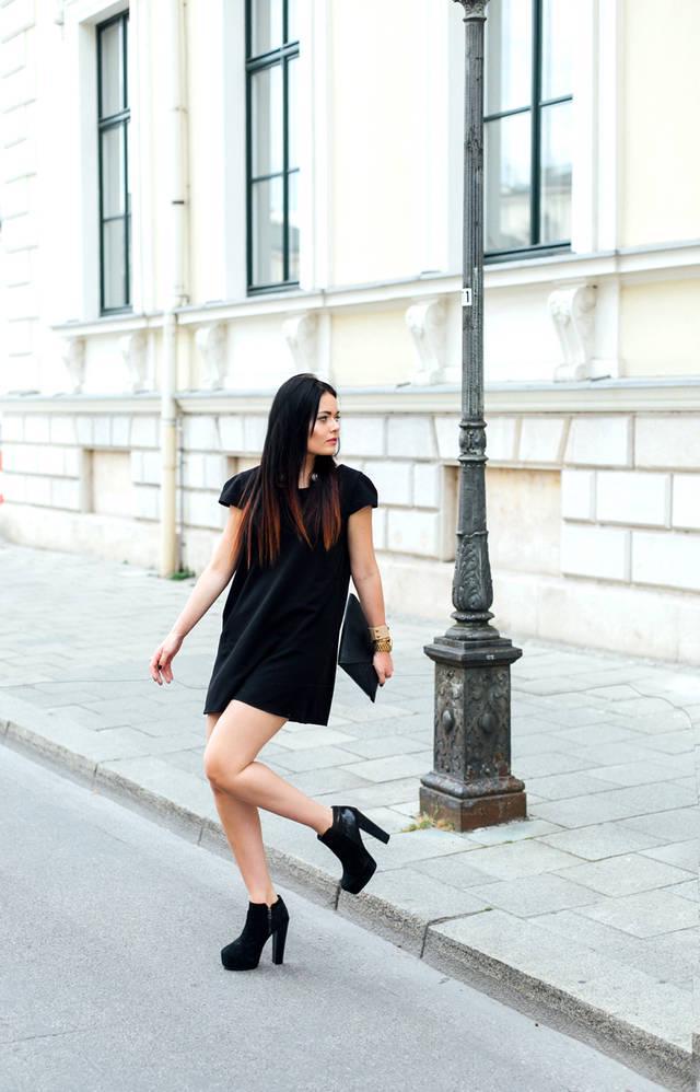 รูปภาพ:http://glamradar.com/wp-content/uploads/2015/10/3.-black-dress-with-boots.jpg