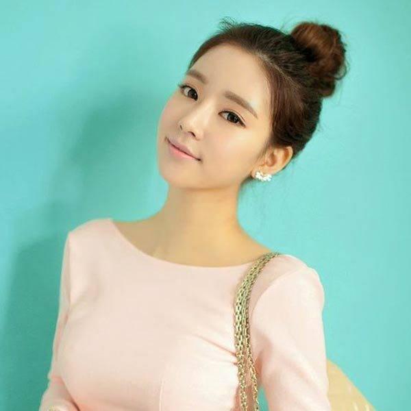 รูปภาพ:http://4.bp.blogspot.com/-PKiiHnWhbjU/VqTJ_QANpRI/AAAAAAAADTk/pTp0RuokSew/s1600/Korean-girl-with-Simple-Bun-Hairstyle-Ideas.jpg