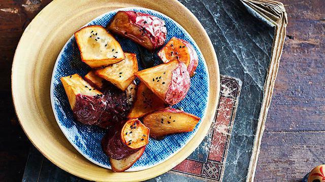 รูปภาพ:http://www.sbs.com.au/food/sites/sbs.com.au.food/files/styles/full/public/daigaku-imo-japanese-candied-sweet-potato-teaser-recipe-image.jpg