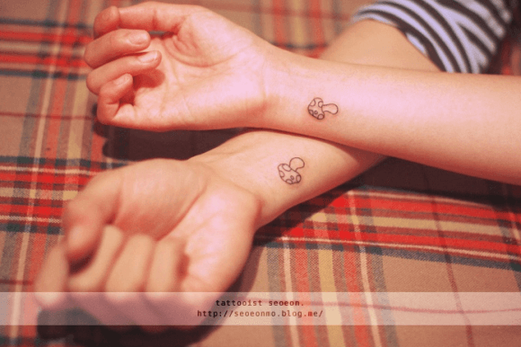รูปภาพ:http://3d-womentattoo.com/table2/Hand-wrist-tattoo-cross.jpg