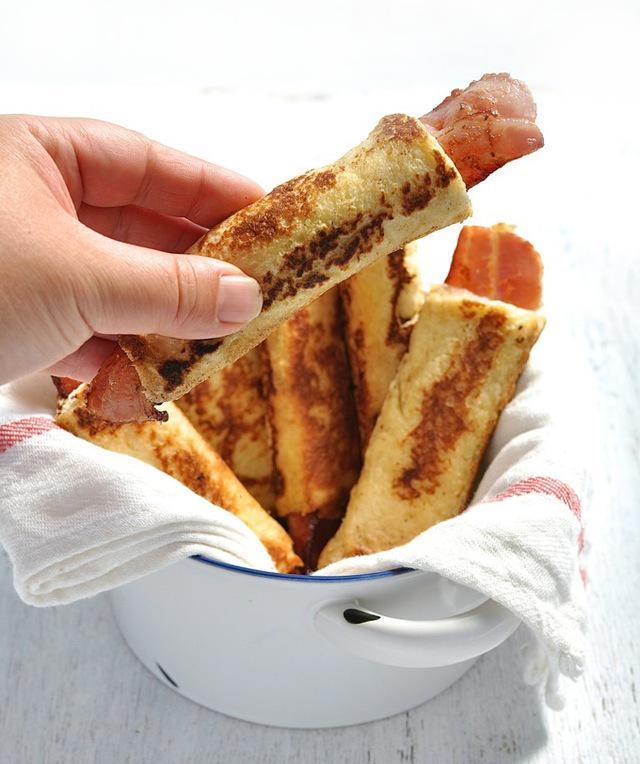 รูปภาพ:http://www.recipetineats.com/wp-content/uploads/2014/11/Bacon-French-Toast-Roll-Ups.jpg