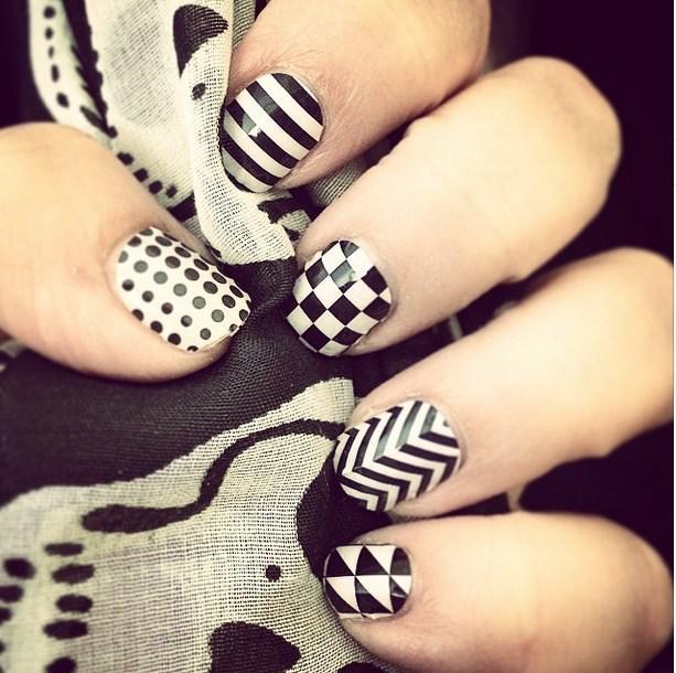 รูปภาพ:http://bmodish.com/wp-content/uploads/2015/05/mix-pattern-black-white-nail-art-bmodish.jpg