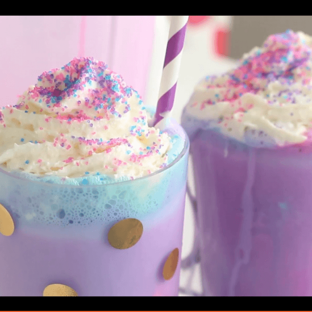 ภาพประกอบบทความ วิธีทำ 'Galaxy Milkshake' เครื่องดื่มสีสันสดใส
