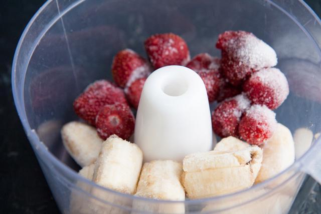 รูปภาพ:http://blog.anytimefitness.com/wp-content/uploads/2014/07/easy-banana-strawberry-natural-ice-cream1.jpg