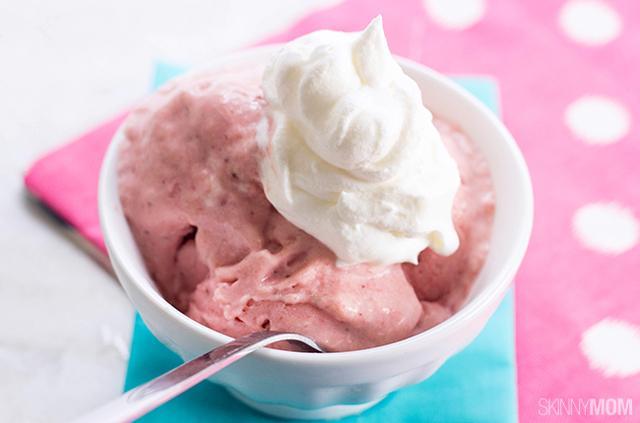 รูปภาพ:http://www.skinnymom.com/wp-content/uploads/2014/07/Strawberry-Banana-Ice-Cream-_RESIZED-9.jpg