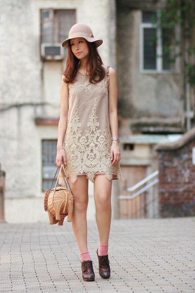 รูปภาพ:http://images2.chictopia.com/photos/mayo_wo/5121937093/beige-romwe-dress-tan-kate-spade-bag-dark-brown-vero-cuoio-heels_400.jpg